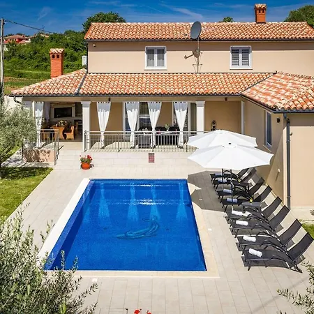 Hébergement de vacances Karla, Private Pool, 3 Bedroom Divšići