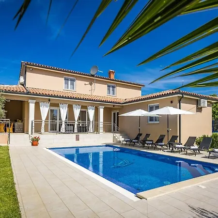 度假居 Karla, Private Pool, 3 Bedroom Divšići