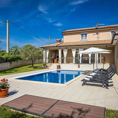 Karla, Private Pool, 3 Bedroom 度假居 Divšići
