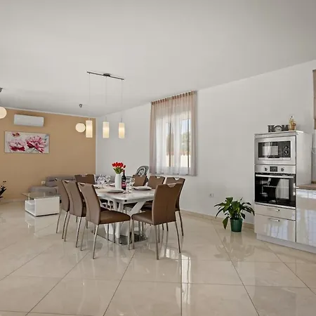 Karla, Private Pool, 3 Bedroom Hébergement de vacances *