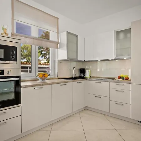 度假居 Karla, Private Pool, 3 Bedroom Divšići