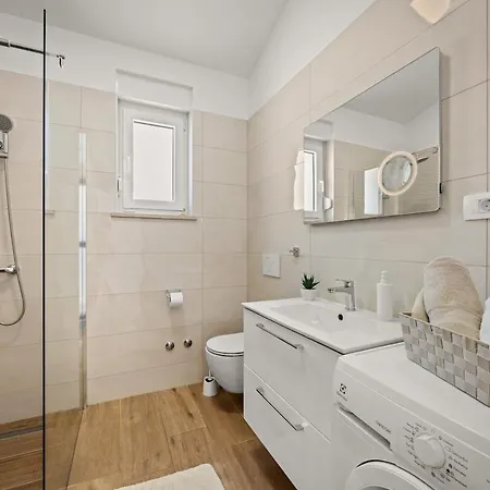 Karla, Private Pool, 3 Bedroom Divšići