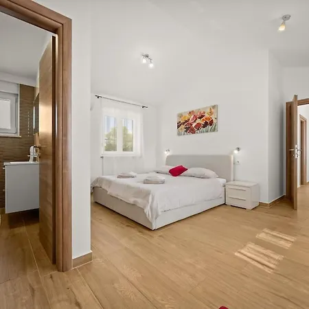 Karla, Private Pool, 3 Bedroom 度假居 *