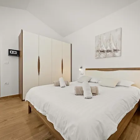 Karla, Private Pool, 3 Bedroom * Divšići
