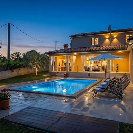 Hébergement de vacances Karla, Private Pool, 3 Bedroom *